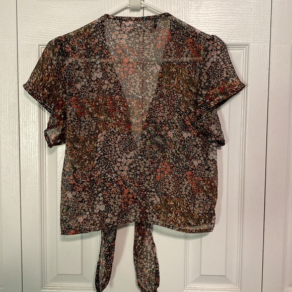 Flutter Sleeve Sheer Floral Top - Picture 6 of 7